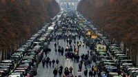 Keberadaan traktor yang terparkir di pusat Kota Berlin tersebut membuat kemacetan tak terhindarkan di sejumlah jalan kawasan tersebut. Michael Sohn/AP Photo.