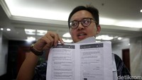 Alasan pencabutan kedua adalah perlakuan panitera MK. Mereka menilai ada ketidakjelasan dengan sikap panitera MK atas permohonan yang mereka ajukan.
