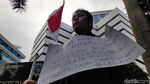 Penyandang Disabiltas Ini Geruduk Kantor Kemenhub Sendirian