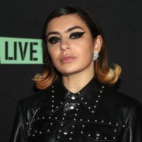 Eyeliner Bold dan Tebal. Jika suka dengan eyeliner yang tebal dan tegas, maka kamu juga punya kepribadian keras, berambisi dan mencintai diri sendiri. Penampilanmu terkadang mengintimidasi orang lain tapi itu lebih karena sifatmu yang apa adanya dan frontal. Di sisi lain kamu pekerja keras tapi juga suka bersenang-senang. Foto: Getty Images