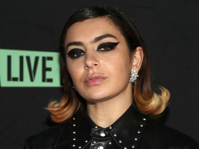 Eyeliner Bold dan Tebal. Jika suka dengan eyeliner yang tebal dan tegas, maka kamu juga punya kepribadian keras, berambisi dan mencintai diri sendiri. Penampilanmu terkadang mengintimidasi orang lain tapi itu lebih karena sifatmu yang apa adanya dan frontal. Di sisi lain kamu pekerja keras tapi juga suka bersenang-senang. Foto: Getty Images