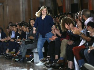 Usai 26 Tahun di Alexander McQueen, Sarah Burton Pindah ke Givenchy