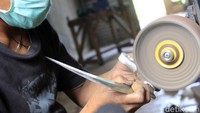 Pengerjaannya pun dilakukan secara konvensional, alias pekerjaan tangan.