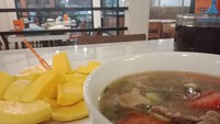Makan malam yang enak dan sehat. Pertama kemek mangganye dulu, abis itu baru deh sikat sop domba nyeeee. Dan ga usah pakai nasi , biar tetap sehat dan badan kite kage jadi Buto Ijo, kata Sandhy pada unggahan foto ini.  Foto: instagram @sandhysondoro_official