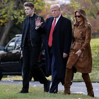 Mantan model asal Slovenia itu muncul dengan look serba coklat. Tubuhnya dibungkus trench-coat suede keluaran label Inggris Burberry. Dikabarkan Breitbart, luaran tersebut bernilai sekitar US$ 3.500 atau hampir mencapai Rp 50 juta. (Foto: Getty Images)