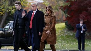 Foto: Penampilan Terbaru Melania Trump, Pakai Coat Rp 50 Juta