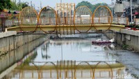 Jembatan yang didominasi warna kuning keemasan ini terlihat cantik saat terkena cahaya matahari di siang hari.