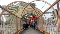 Dengan berbagai keunikan tersebut, tak heran Jembatan Krendang jadi salah satu spot swafoto andalan untuk anak muda maupun emak-emak di kawasan tersebut.