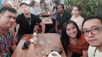 Selain dunia musik, Sandhy juga dikenal suka kulineran. Ia dan teman-temannya sering hangout sambilmakan seru di kafe. Foto: instagram @sandhysondoro_official