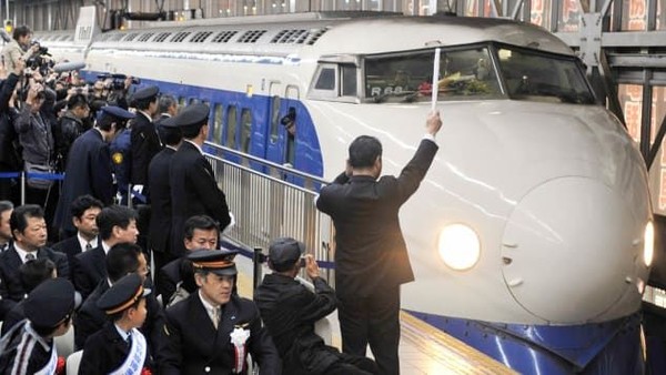 Shinkansen 0-Series berwarna biru dan putih yang ikonik di tahun 1964 sudah lama pensiun, namun itulah pesona awalnya. Kereta cepat Jepang secara luas dianggap sebagai simbol pemulihan setelah Perang Dunia II (Foto: CNN) Shinkansen 0-Series berwarna biru dan putih yang ikonik di tahun 1964 sudah lama pensiun, namun itulah pesona awalnya. Kereta cepat Jepang secara luas dianggap sebagai simbol pemulihan setelah Perang Dunia II (Foto: CNN)