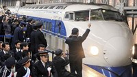 Shinkansen 0-Series berwarna biru dan putih yang ikonik di tahun 1964 sudah lama pensiun, namun itulah pesona awalnya. Kereta cepat Jepang secara luas dianggap sebagai simbol pemulihan setelah Perang Dunia II (Foto: CNN)