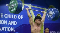 Rahmat Erwin Abdullah berhasil mengangkat beban saat menjalani latihan di Rizal Memorial Stadium.