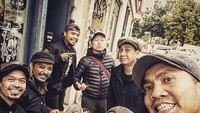 Pria kelahiran Jakarta, 12 Desember 1973 ini sempat menjadi pengamen jalanan di Berlin. Dari sini karirnya menanjak setelah kenal dengan sejumlah musisi dan produser.  Foto: instagram @sandhysondoro_official