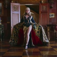 Masih di video klip yang sama, Agnez Mo memakai kebaya modifikasi dengan siluet korset yang dipadu jubah motif batik dan legging. Foto: Instagram/@agnezmo