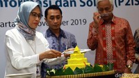 Peresmian dilakukan dengan pemotongan tumpeng oleh Plt Direktur Utama PLN Sripeni Intan Cahyani.