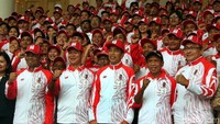 Jokowi bersama para kontingen terlihat sangat semringah.