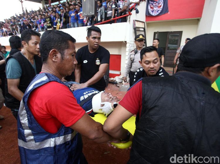 Begini Kondisi Suporter Arema yang Jatuh di Stadion PTIK