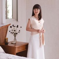 Alasan Marie Kondo Selalu Pakai Baju Putih di Acara Beres-beres Rumah Netflix