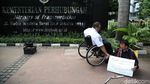 Penyandang Disabiltas Ini Geruduk Kantor Kemenhub Sendirian