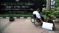 Lewat aksi tersebut, Fazlur Rahman juga meminta agar Kemenhub dan PT KCI memaksimalkan pelayanan kereta commyter line bagi para penyandang disabilitas.