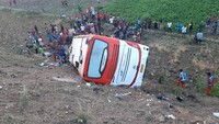 Begini penampakan bus yang terguling akibat kecelakaan tunggal di Km 718+600 Tol Sumo.