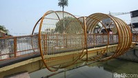 Warga yang berada di kawasan Kampung Krendang kerap melintasi jembatan itu untuk beraktivitas sehari-hari.