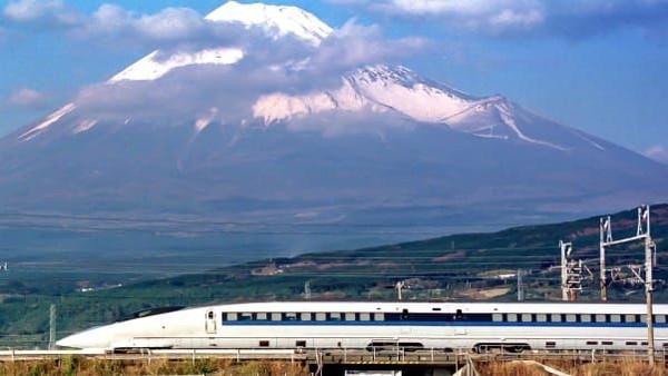 Dalam 55 tahun sejak kereta pertama, Shinkansen telah diakui secara internasional dalam hal kecepatan, efisiensi perjalanan, dan kemodernannya. Jepang tetap menjadi pemimpin dunia dalam teknologi kereta api (Foto: CNN) Dalam 55 tahun sejak kereta pertama, Shinkansen telah diakui secara internasional dalam hal kecepatan, efisiensi perjalanan, dan kemodernannya. Jepang tetap menjadi pemimpin dunia dalam teknologi kereta api (Foto: CNN)