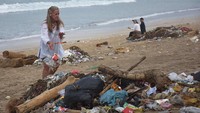 Beginilah potret sampah yang sering kali menumpuk di pinggiran pantai sepanjang garis pantai Bali. Tak jarang juga sampah-sampah itu terkirim oleh angin laut yang menuju ke sepanjang garis pantai di Bali saat musimnya angin kencang.