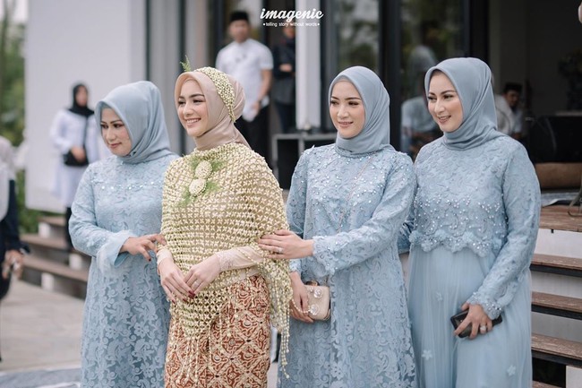 Tak lama lagi naik pelaminan, Citra Kirana atau yang akrab disapa Ciki pun menggelar acara pengajian dan siraman pada Selasa (26/11/2019), di The Hive Bumi Pancasona, Bandung, Jawa Barat. Keluarga dan sahabat terdekatnya tampak hadir di acara sakral tersebut. Foto: instagram @imagenic