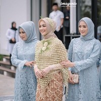 Tak lama lagi naik pelaminan, Citra Kirana atau yang akrab disapa Ciki pun menggelar acara pengajian dan siraman pada Selasa (26/11/2019), di The Hive Bumi Pancasona, Bandung, Jawa Barat. Keluarga dan sahabat terdekatnya tampak hadir di acara sakral tersebut. Foto: instagram @imagenic