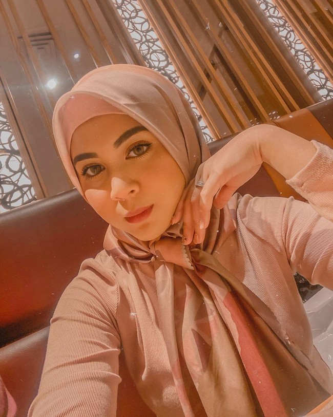 Setelah menggelar acara lamaran, Kesha Ratuliu mengunggah foto pertamanya yang berhijab pada 14 November 2019. Keponakan kesayangan Mona Ratuliu itu memakai hijab segiempat motif warna cokelat yang ia ikat menyimpul bagian depan. Foto: Instagram @kesharatuliu05