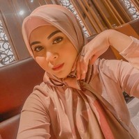 Setelah menggelar acara lamaran, Kesha Ratuliu mengunggah foto pertamanya yang berhijab pada 14 November 2019. Keponakan kesayangan Mona Ratuliu itu memakai hijab segiempat motif warna cokelat yang ia ikat menyimpul bagian depan. Foto: Instagram @kesharatuliu05