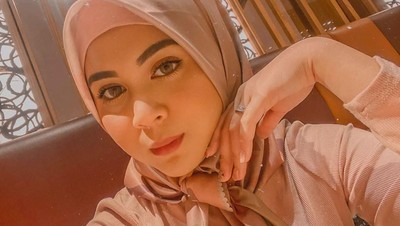 Cerita Hijrah Kesha Ratuliu, Dulu Kontroversial Kini Berhijab