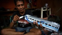 Dalam sehari Iskandar mampu menghasilkan 5 gerbong miniatur kereta.