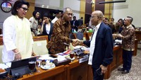Wakil Ketua Komisi III DPR Desmond J Mahesa menyalami para pimpinan KPK.