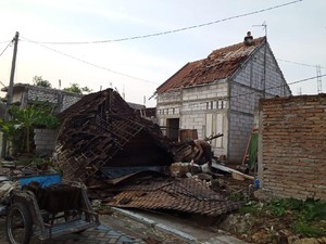 Hujan dan Angin Kencang Kembali Acak-acak Bojonegoro