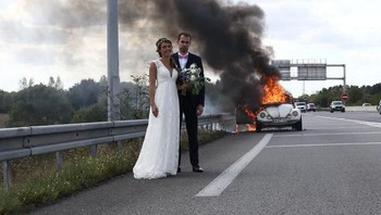Mencoba tetap tersenyum walau mobil terbakar. Foto: Bored Panda