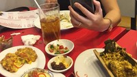  Ada bakwan jagung, ikan woku bambu telur asin, hingga ayam isi dibulu yang jadi menu makan siang pelantun lagu Long As I Get Paid ini. Foto: Instagram Red Box Inc