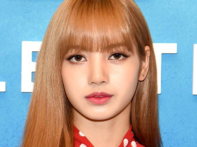 Garis Tipis dan Natural. Gaya eyeliner paling natural ini menandakan kamu orang yang praktikal dan mengutamakan efisiensi dalam segala hal. Kamu tahu benar apa tujuan yang ingin dicapai dan akan berusaha mencapainya semaksimal mungkin. Kamu pribadi yang simpel, tidak neko-neko dan mempunyai ekspektasi realistis dalam hidup. Foto: Getty Images