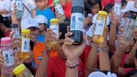 Penggunaan botol minum yang bukan sekali pakai juga tengah digalakkan diseluruh wilayah di Indonesia. Bukan hanya di pulau Dewata.