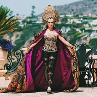 Dalam video klip Long As I Got Paid, penyanyi 33 tahun ini mengenakan kebaya hitam beraksen jubah dengan padanan kain batik berbelahan paha tinggi. Penampilannya berbalut kebaya rancangan Anne Avantie tampak seksi sekaligus glamor. Foto: Instagram/@agnezmo