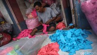 Bahan-bahan bekas konveksi tersebut dikumpulkan, pekerja lalu memilah limbah tekstil tersebut sesuai dengan warna.