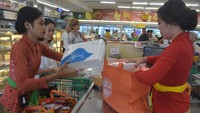 Dalam program sosialisasinya, Pemprov Bali memberi waktu selama enam bulan bagi produsen, pemasok dan pelaku usaha untuk mengikuti Pergub tersebut sejak ditetapkan pada tanggal 21 Desember 2018.