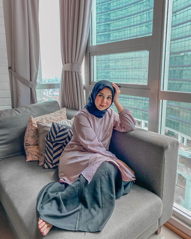 Kesha Ratuliu dulu kerap jadi pemberitaan akibat berbagai perilakunya yang kontroversial seperti merebut kekasih wanita lain hingga berpacaran layaknya pasangan sudah menikah. Namun kini Kesha sudah berubah dengan tampilannya yang berhijab. Foto: Instagram @kesharatuliu05