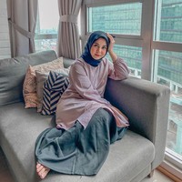 Kesha Ratuliu dulu kerap jadi pemberitaan akibat berbagai perilakunya yang kontroversial seperti merebut kekasih wanita lain hingga berpacaran layaknya pasangan sudah menikah. Namun kini Kesha sudah berubah dengan tampilannya yang berhijab. Foto: Instagram @kesharatuliu05