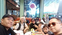 Tak hanya kulineran dengan teman-temannya, Sandhy juga kerap terlihat asyik makan bersama keluarganya. Misalnya saat nongkrong bersama ibu, nenek dan juga anaknya.  Foto: instagram @sandhysondoro_official