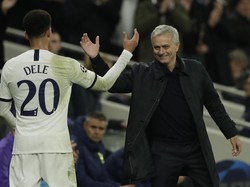 Jose Mourinho berjabat tangan dengan Delle Ali seusai pertandingan. AP Photo/Matt Dunham.