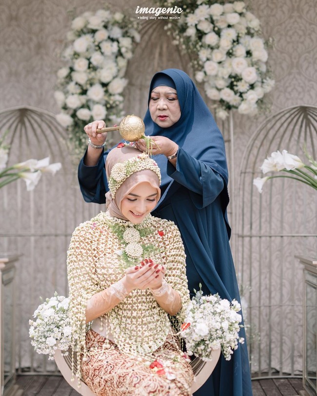 Setelah menggelar pengajian, Citra Kirana mengadakan prosesi adat Sunda, Ngaras atau siraman. Prosesi siraman ini bertujuan untuk memandikan calon mempelai wanita aga bersih lahir dan batin sebelum memasuki momen pernikahan. Foto: instagram @citraciki