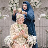 Setelah menggelar pengajian, Citra Kirana mengadakan prosesi adat Sunda, Ngaras atau siraman. Prosesi siraman ini bertujuan untuk memandikan calon mempelai wanita aga bersih lahir dan batin sebelum memasuki momen pernikahan. Foto: instagram @citraciki