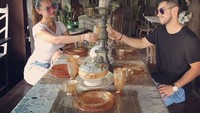 Maria Ozawa juga kerap kulineran saat melakukan traveling dengan kekasihnya. Momen ini adalah ketika dirinya menikmati hidangan di restoran tertua di Cebu. Foto: instagram @maria.ozawa